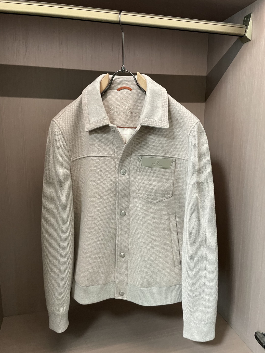 Loro Piana老钱风拼接翻领工装夹克 两色可选｜藏青/燕麦灰 简约翻领工装夹克，羊毛质感衣身拼接针织袖，巧妙的面料