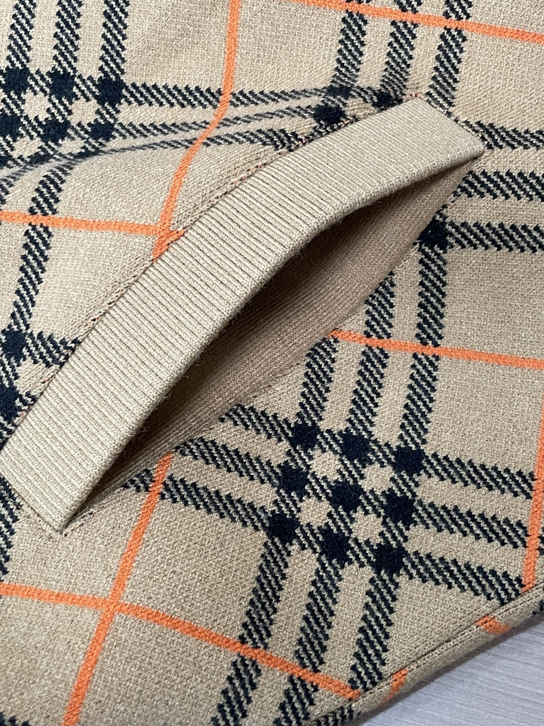 Bur 复古驼色格纹,辨识度满满的经典格纹纹样,橙黑线条交织,老钱氛围感十足。 棒球服立领拉链版型,利落干练,不挑年龄, Bur 复古驼色格纹,辨识度满满的经典格纹纹样,橙黑线条交织,老钱氛围感十足。 棒球服立领拉链版型,利落干练,不挑年龄,