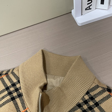Bur 复古驼色格纹,辨识度满满的经典格纹纹样,橙黑线条交织,老钱氛围感十足。 棒球服立领拉链版型,利落干练,不挑年龄, Bur 复古驼色格纹,辨识度满满的经典格纹纹样,橙黑线条交织,老钱氛围感十足。 棒球服立领拉链版型,利落干练,不挑年龄,
