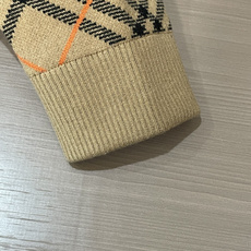 Bur 复古驼色格纹,辨识度满满的经典格纹纹样,橙黑线条交织,老钱氛围感十足。 棒球服立领拉链版型,利落干练,不挑年龄, Bur 复古驼色格纹,辨识度满满的经典格纹纹样,橙黑线条交织,老钱氛围感十足。 棒球服立领拉链版型,利落干练,不挑年龄,