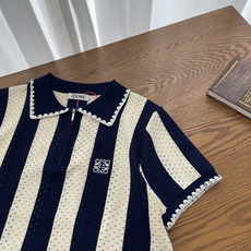 🌿Loewe 复古竖条纹半拉链针织Polo|少年感直接拉满 森林绿、藏青两色,经典配色自带慵懒高级的腔调✨ 整件是精致的 🌿Loewe 复古竖条纹半拉链针织Polo|少年感直接拉满 森林绿、藏青两色,经典配色自带慵懒高级的腔调✨ 整件是精致的