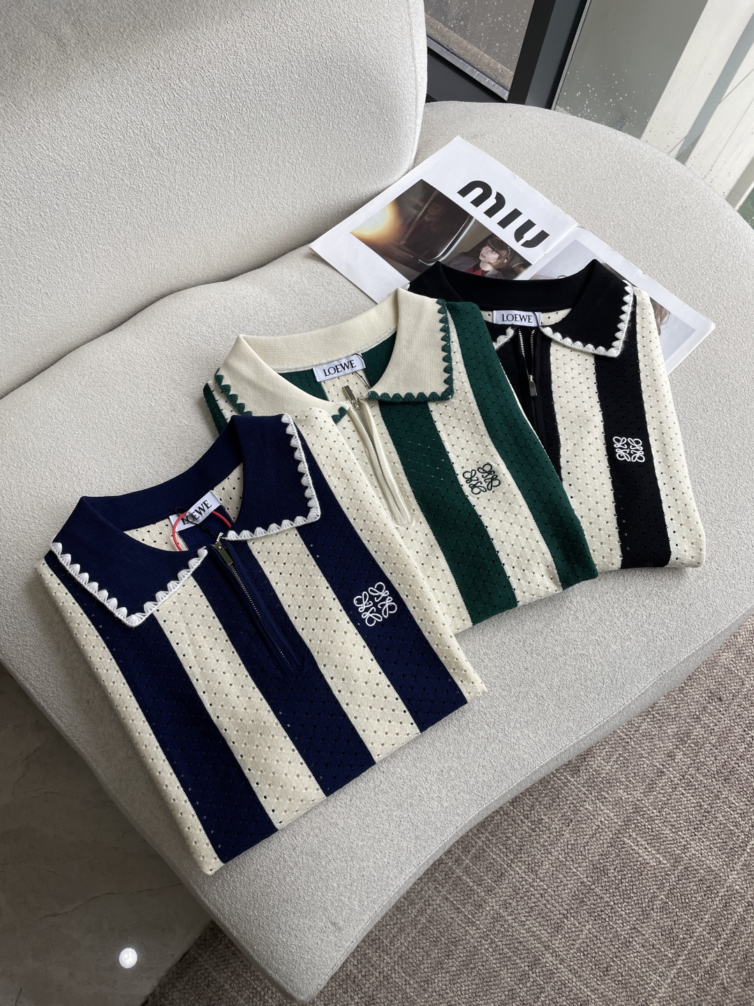 🌿Loewe 复古竖条纹半拉链针织Polo|少年感直接拉满 森林绿、藏青两色,经典配色自带慵懒高级的腔调✨ 整件是精致的 🌿Loewe 复古竖条纹半拉链针织Polo|少年感直接拉满 森林绿、藏青两色,经典配色自带慵懒高级的腔调✨ 整件是精致的