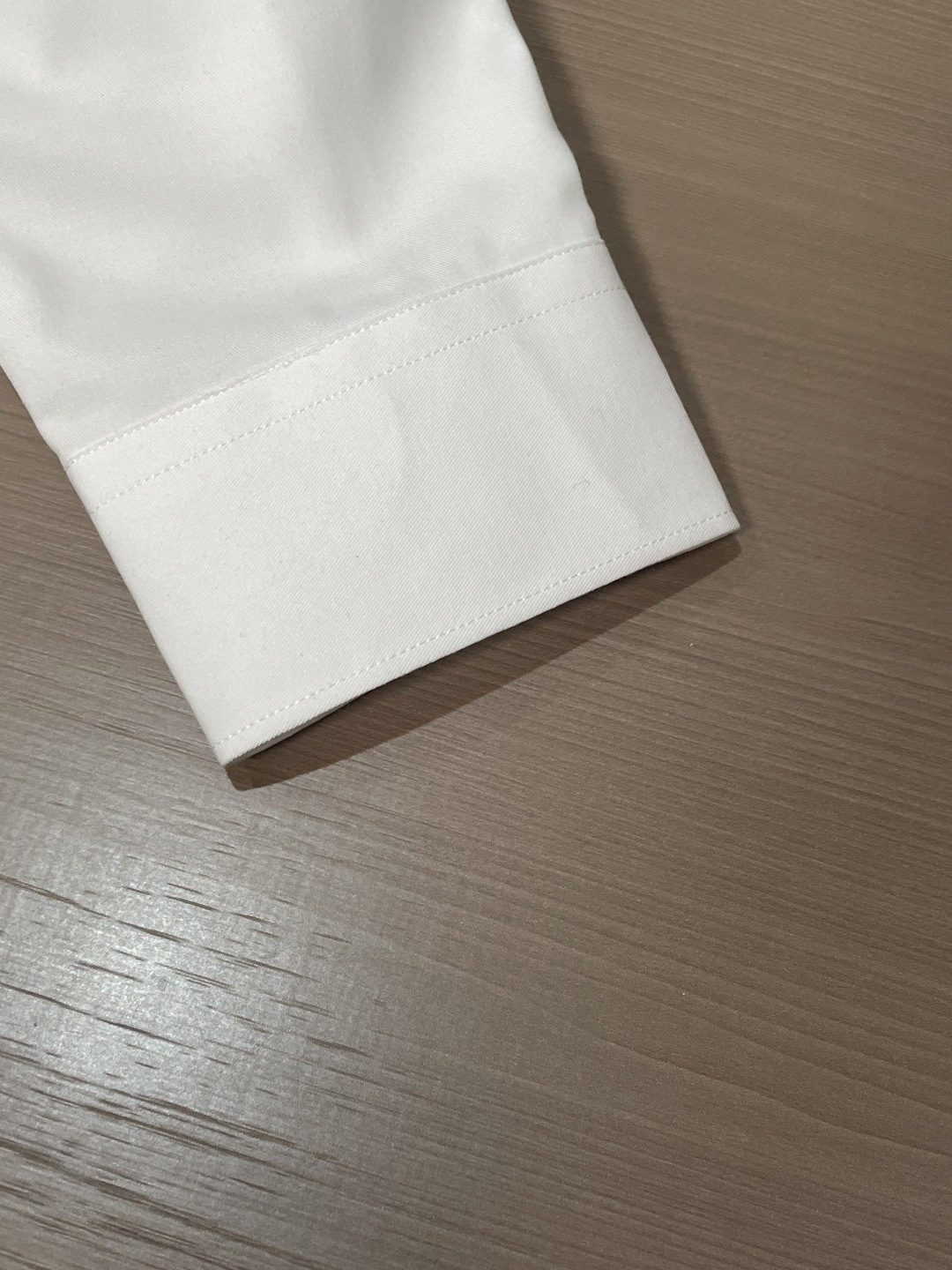 Loro Piana老钱风刺绣长袖衬衫|利落体面,兼顾商务与日常 甄选顺滑高弹面料,触感细腻垂坠有型,抗皱易打理,告别频 Loro Piana老钱风刺绣长袖衬衫|利落体面,兼顾商务与日常 甄选顺滑高弹面料,触感细腻垂坠有型,抗皱易打理,告别频