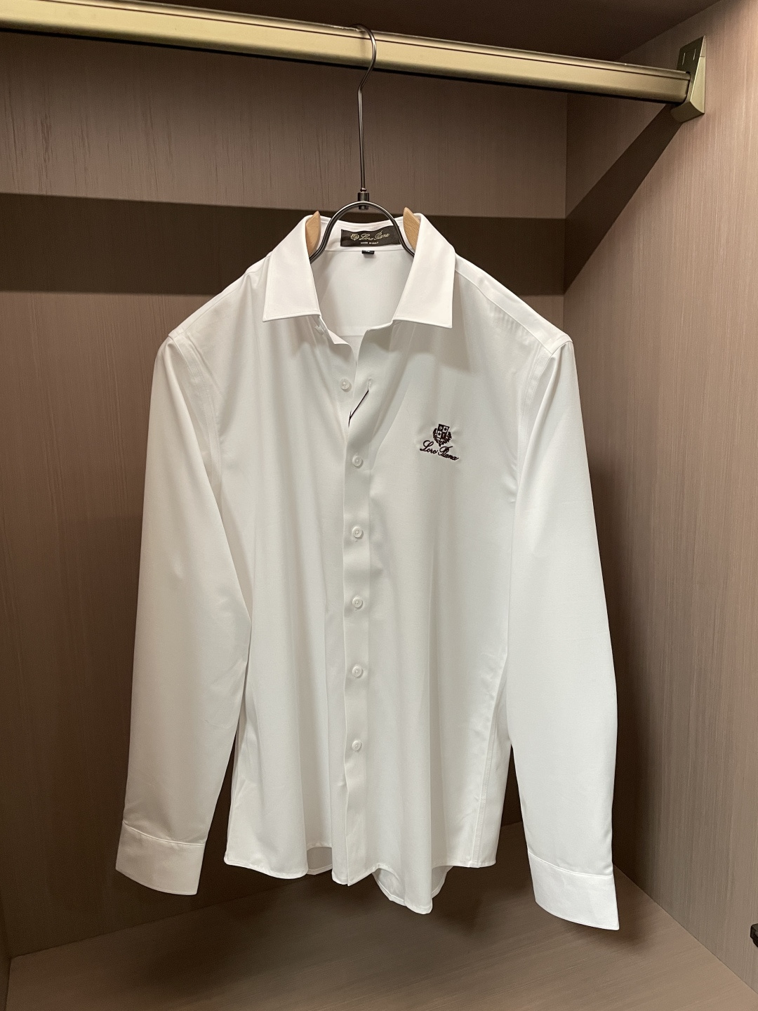 Loro Piana老钱风刺绣长袖衬衫|利落体面,兼顾商务与日常 甄选顺滑高弹面料,触感细腻垂坠有型,抗皱易打理,告别频 Loro Piana老钱风刺绣长袖衬衫|利落体面,兼顾商务与日常 甄选顺滑高弹面料,触感细腻垂坠有型,抗皱易打理,告别频