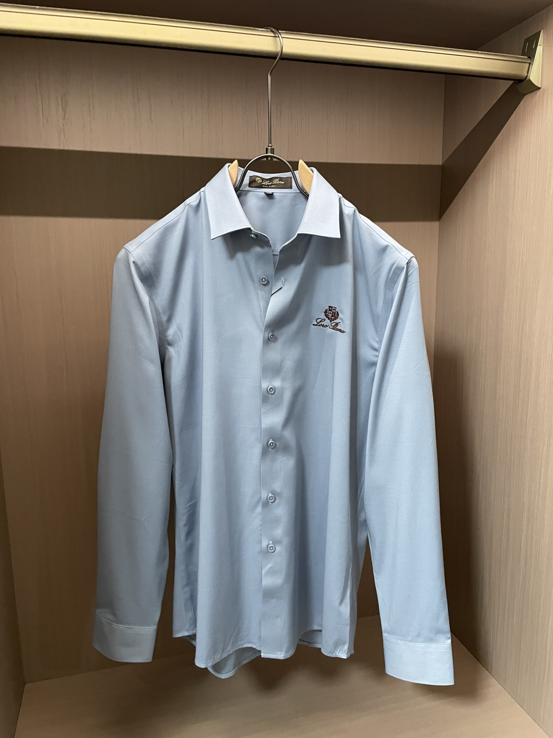 Loro Piana老钱风刺绣长袖衬衫｜利落体面，兼顾商务与日常 甄选顺滑高弹面料，触感细腻垂坠有型，抗皱易打理，告别频