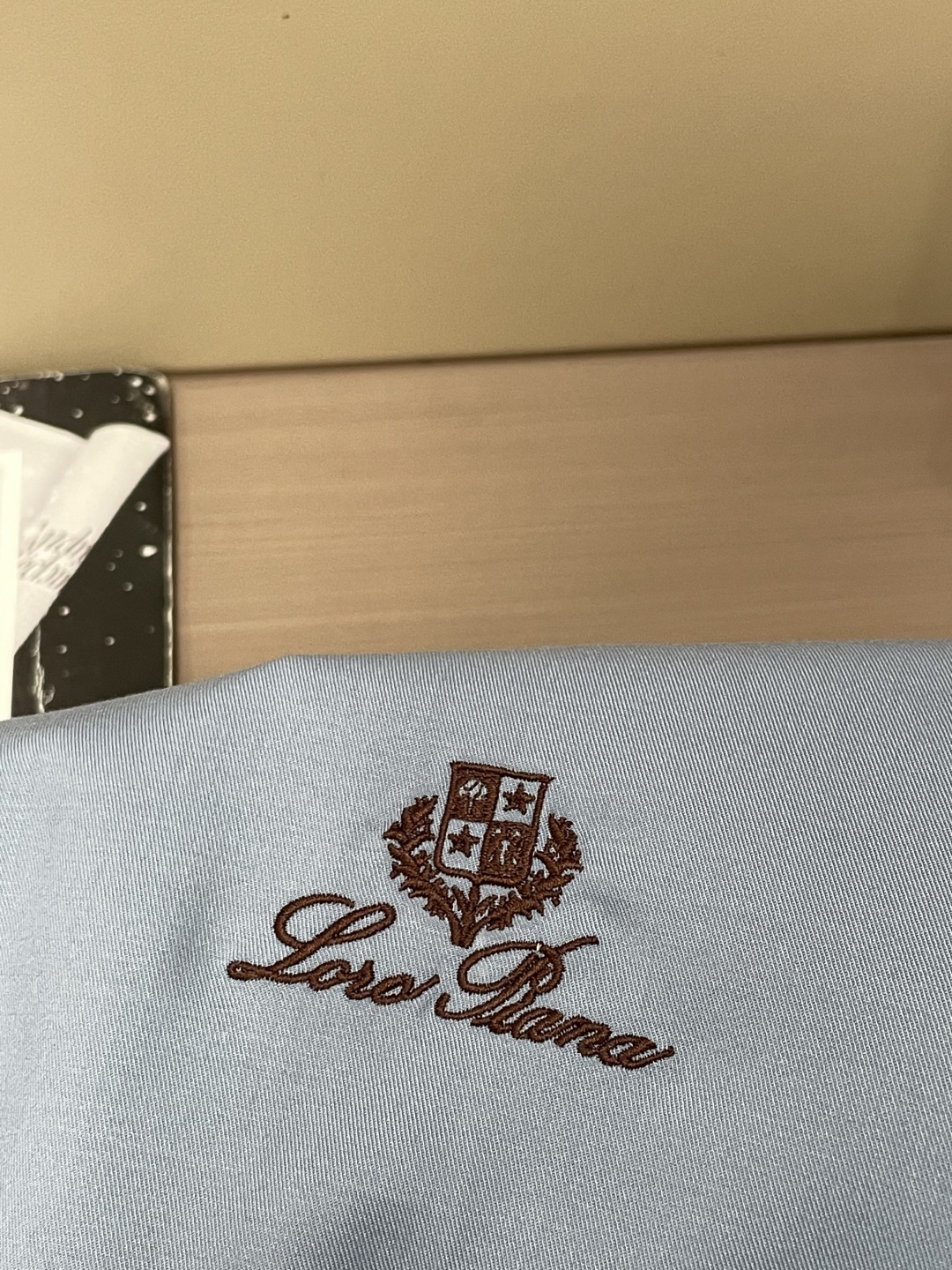 Loro Piana老钱风刺绣长袖衬衫｜利落体面，兼顾商务与日常 甄选顺滑高弹面料，触感细腻垂坠有型，抗皱易打理，告别频