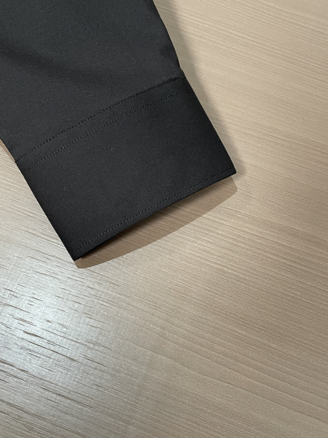 Loro Piana老钱风刺绣长袖衬衫|利落体面,兼顾商务与日常 甄选顺滑高弹面料,触感细腻垂坠有型,抗皱易打理,告别频 Loro Piana老钱风刺绣长袖衬衫|利落体面,兼顾商务与日常 甄选顺滑高弹面料,触感细腻垂坠有型,抗皱易打理,告别频