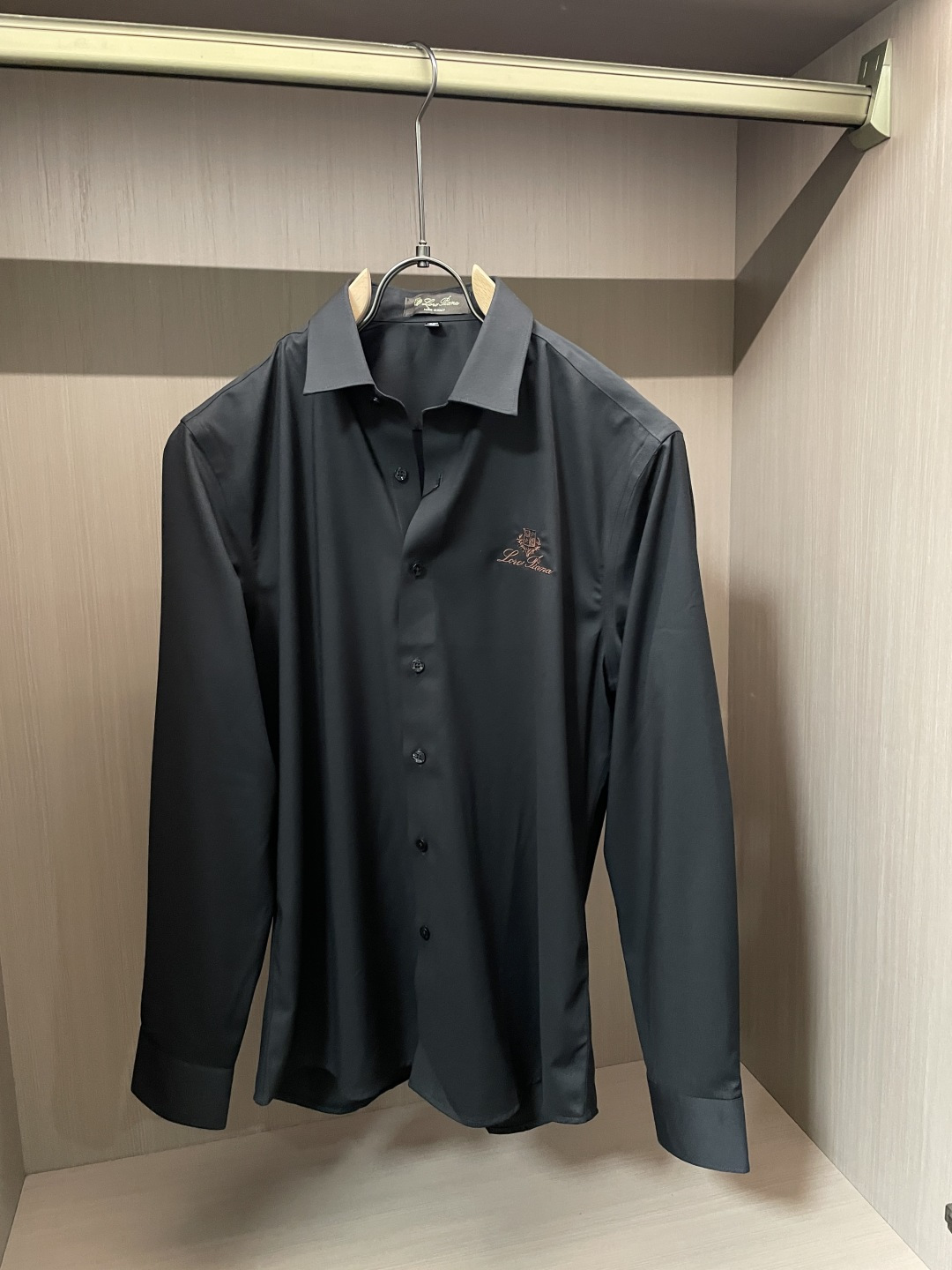 Loro Piana老钱风刺绣长袖衬衫|利落体面,兼顾商务与日常 甄选顺滑高弹面料,触感细腻垂坠有型,抗皱易打理,告别频 Loro Piana老钱风刺绣长袖衬衫|利落体面,兼顾商务与日常 甄选顺滑高弹面料,触感细腻垂坠有型,抗皱易打理,告别频