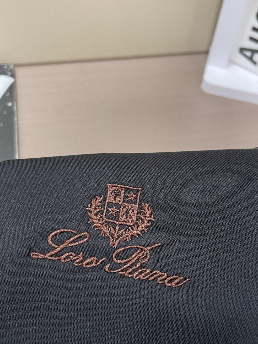 Loro Piana老钱风刺绣长袖衬衫|利落体面,兼顾商务与日常 甄选顺滑高弹面料,触感细腻垂坠有型,抗皱易打理,告别频 Loro Piana老钱风刺绣长袖衬衫|利落体面,兼顾商务与日常 甄选顺滑高弹面料,触感细腻垂坠有型,抗皱易打理,告别频