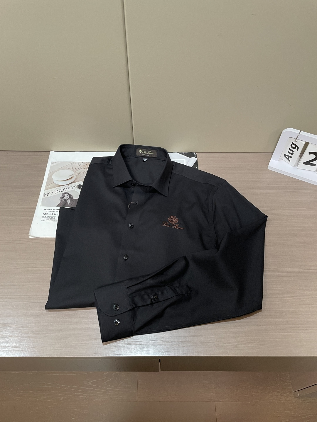 Loro Piana老钱风刺绣长袖衬衫|利落体面,兼顾商务与日常 甄选顺滑高弹面料,触感细腻垂坠有型,抗皱易打理,告别频 Loro Piana老钱风刺绣长袖衬衫|利落体面,兼顾商务与日常 甄选顺滑高弹面料,触感细腻垂坠有型,抗皱易打理,告别频