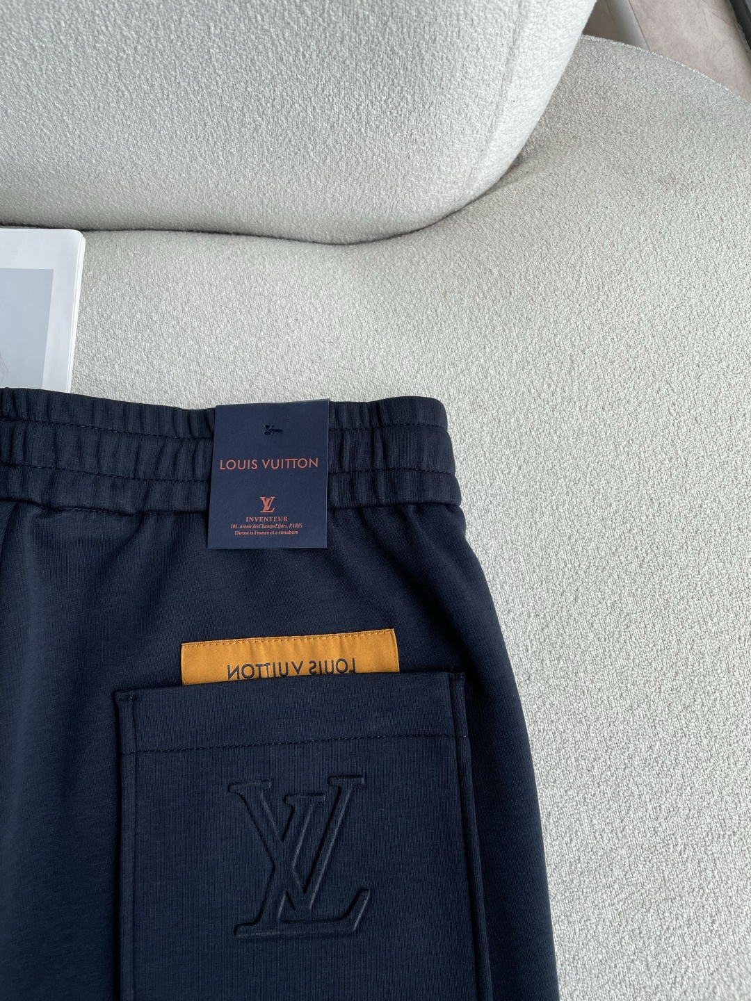 Lv 2026秋冬贸易公司全品相订单，保暖有型，客供针织纯棉混纺面料，手感软糯舒适，垂感好，搭配松紧腰直脚休闲裤 经典百