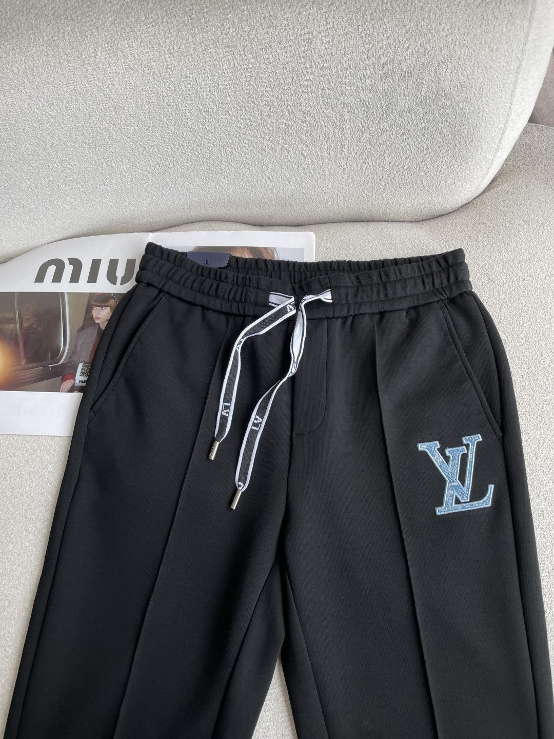 Lv 2026秋冬贸易公司全品相订单，保暖有型，客供针织纯棉混纺面料，手感软糯舒适，垂感好，搭配松紧腰直脚休闲裤 经典百