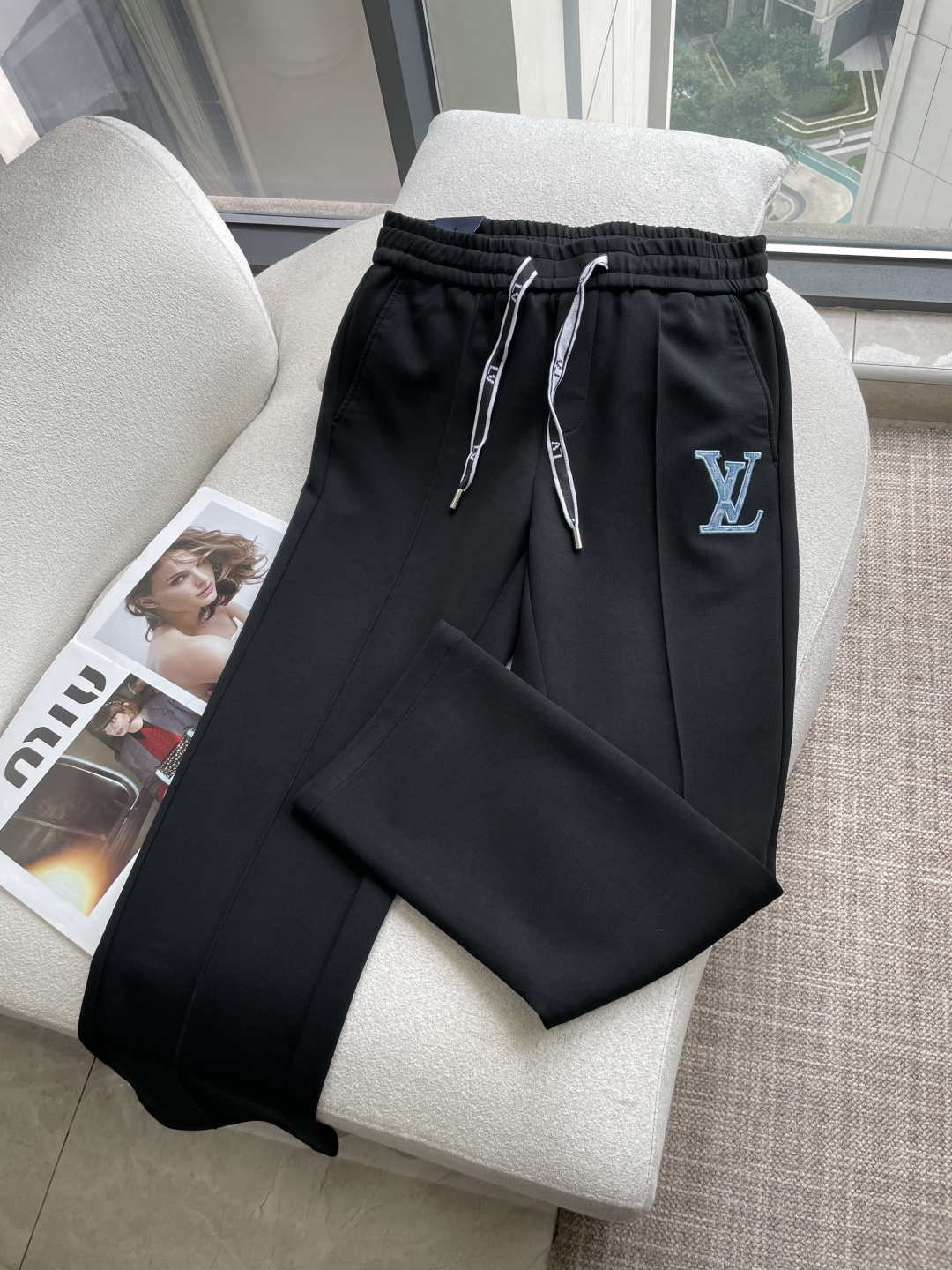 Lv 2026秋冬贸易公司全品相订单，保暖有型，客供针织纯棉混纺面料，手感软糯舒适，垂感好，搭配松紧腰直脚休闲裤 经典百