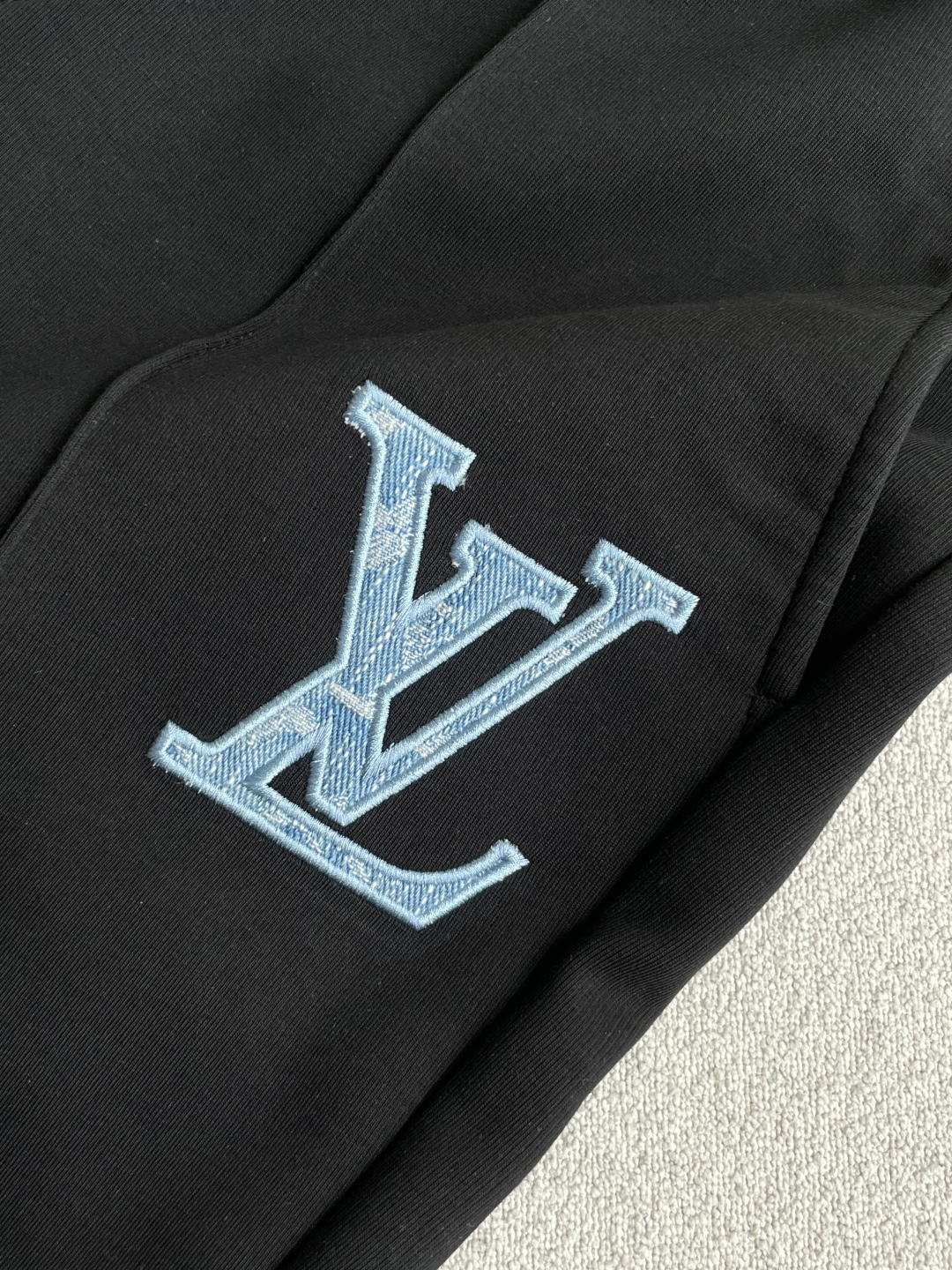 Lv 2026秋冬贸易公司全品相订单，保暖有型，客供针织纯棉混纺面料，手感软糯舒适，垂感好，搭配松紧腰直脚休闲裤 经典百