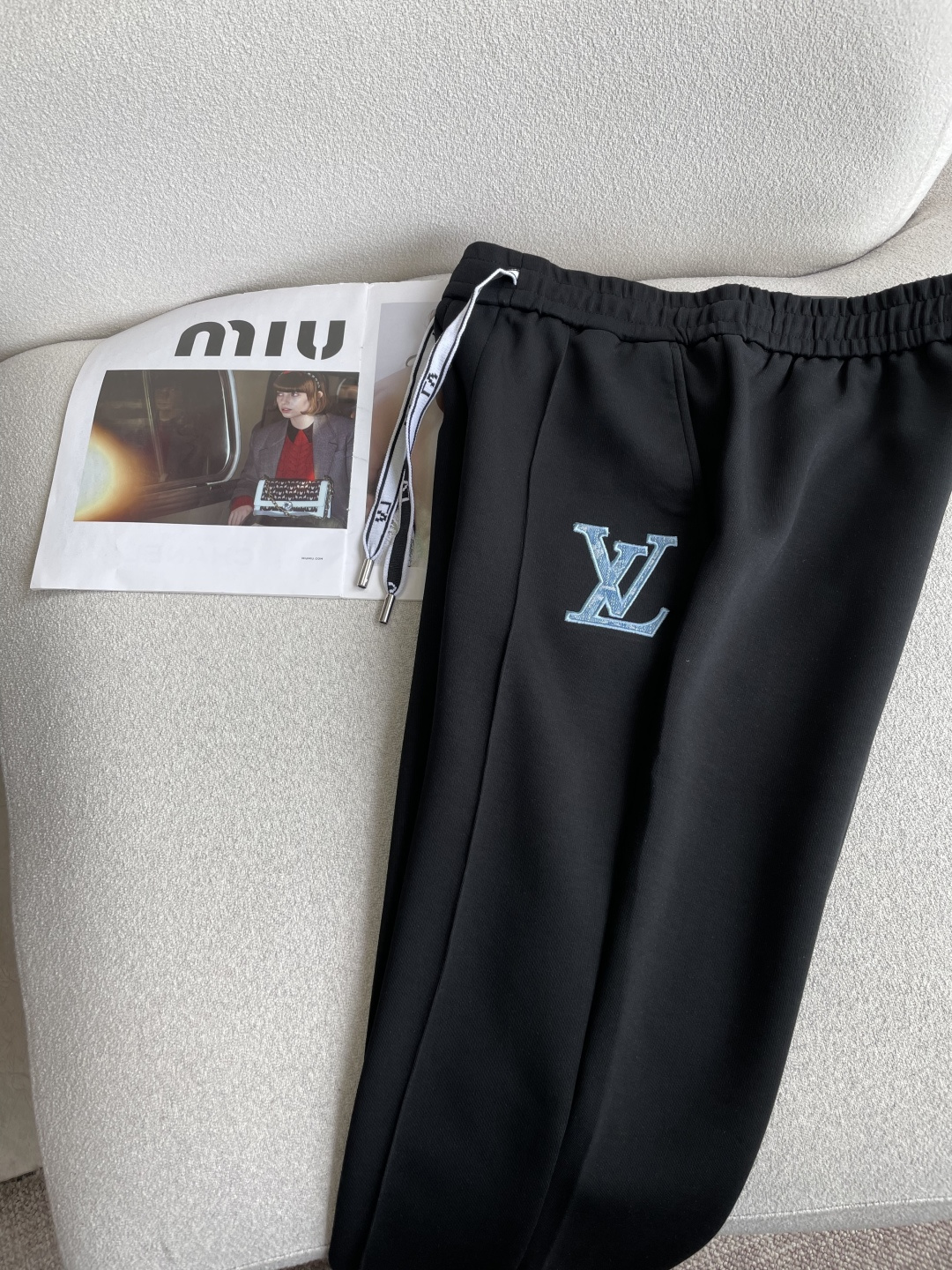 Lv 2026秋冬贸易公司全品相订单，保暖有型，客供针织纯棉混纺面料，手感软糯舒适，垂感好，搭配松紧腰直脚休闲裤 经典百