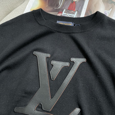 Lv重磅贴皮大Logo针织短袖✨ 立体贴皮字母标识,质感一眼出众 细腻针织面料,软糯透气,自带高级肌理 简约圆领+卷边短 Lv重磅贴皮大Logo针织短袖✨ 立体贴皮字母标识,质感一眼出众 细腻针织面料,软糯透气,自带高级肌理 简约圆领+卷边短