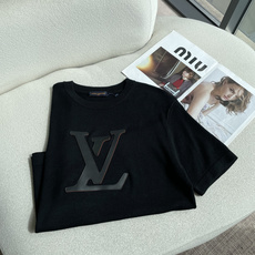 Lv重磅贴皮大Logo针织短袖✨ 立体贴皮字母标识,质感一眼出众 细腻针织面料,软糯透气,自带高级肌理 简约圆领+卷边短 Lv重磅贴皮大Logo针织短袖✨ 立体贴皮字母标识,质感一眼出众 细腻针织面料,软糯透气,自带高级肌理 简约圆领+卷边短