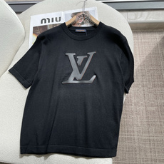 Lv重磅贴皮大Logo针织短袖✨ 立体贴皮字母标识,质感一眼出众 细腻针织面料,软糯透气,自带高级肌理 简约圆领+卷边短 Lv重磅贴皮大Logo针织短袖✨ 立体贴皮字母标识,质感一眼出众 细腻针织面料,软糯透气,自带高级肌理 简约圆领+卷边短