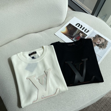 Lv重磅贴皮大Logo针织短袖✨ 立体贴皮字母标识,质感一眼出众 细腻针织面料,软糯透气,自带高级肌理 简约圆领+卷边短 Lv重磅贴皮大Logo针织短袖✨ 立体贴皮字母标识,质感一眼出众 细腻针织面料,软糯透气,自带高级肌理 简约圆领+卷边短