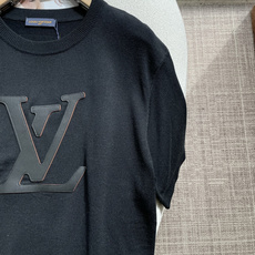 Lv重磅贴皮大Logo针织短袖✨ 立体贴皮字母标识,质感一眼出众 细腻针织面料,软糯透气,自带高级肌理 简约圆领+卷边短 Lv重磅贴皮大Logo针织短袖✨ 立体贴皮字母标识,质感一眼出众 细腻针织面料,软糯透气,自带高级肌理 简约圆领+卷边短