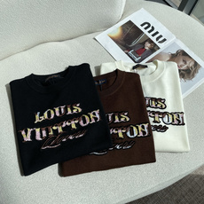 lv 彩色刺绣字母针织短袖✨ 重工彩色渐变刺绣,立体感满满,细节精致吸睛 细腻轻薄针织面料,软糯亲肤,夏日透气不闷 经典 lv 彩色刺绣字母针织短袖✨ 重工彩色渐变刺绣,立体感满满,细节精致吸睛 细腻轻薄针织面料,软糯亲肤,夏日透气不闷 经典