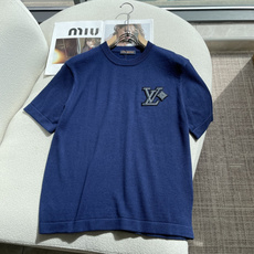 Lv徽章刺绣针织短袖|低调显贵男士单品✨ 胸口精致立体徽章刺绣,针脚密实,质感高级不浮夸 细腻轻薄针织面料,软糯亲肤,透 Lv徽章刺绣针织短袖|低调显贵男士单品✨ 胸口精致立体徽章刺绣,针脚密实,质感高级不浮夸 细腻轻薄针织面料,软糯亲肤,透