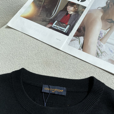 Lv徽章刺绣针织短袖|低调显贵男士单品✨ 胸口精致立体徽章刺绣,针脚密实,质感高级不浮夸 细腻轻薄针织面料,软糯亲肤,透 Lv徽章刺绣针织短袖|低调显贵男士单品✨ 胸口精致立体徽章刺绣,针脚密实,质感高级不浮夸 细腻轻薄针织面料,软糯亲肤,透