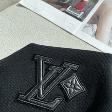 Lv徽章刺绣针织短袖|低调显贵男士单品✨ 胸口精致立体徽章刺绣,针脚密实,质感高级不浮夸 细腻轻薄针织面料,软糯亲肤,透 Lv徽章刺绣针织短袖|低调显贵男士单品✨ 胸口精致立体徽章刺绣,针脚密实,质感高级不浮夸 细腻轻薄针织面料,软糯亲肤,透