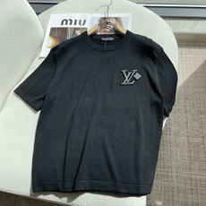 Lv徽章刺绣针织短袖|低调显贵男士单品✨ 胸口精致立体徽章刺绣,针脚密实,质感高级不浮夸 细腻轻薄针织面料,软糯亲肤,透 Lv徽章刺绣针织短袖|低调显贵男士单品✨ 胸口精致立体徽章刺绣,针脚密实,质感高级不浮夸 细腻轻薄针织面料,软糯亲肤,透