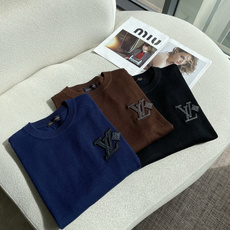 Lv徽章刺绣针织短袖|低调显贵男士单品✨ 胸口精致立体徽章刺绣,针脚密实,质感高级不浮夸 细腻轻薄针织面料,软糯亲肤,透 Lv徽章刺绣针织短袖|低调显贵男士单品✨ 胸口精致立体徽章刺绣,针脚密实,质感高级不浮夸 细腻轻薄针织面料,软糯亲肤,透