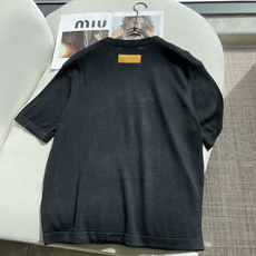 Lv徽章刺绣针织短袖|低调显贵男士单品✨ 胸口精致立体徽章刺绣,针脚密实,质感高级不浮夸 细腻轻薄针织面料,软糯亲肤,透 Lv徽章刺绣针织短袖|低调显贵男士单品✨ 胸口精致立体徽章刺绣,针脚密实,质感高级不浮夸 细腻轻薄针织面料,软糯亲肤,透