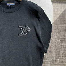 Lv徽章刺绣针织短袖|低调显贵男士单品✨ 胸口精致立体徽章刺绣,针脚密实,质感高级不浮夸 细腻轻薄针织面料,软糯亲肤,透 Lv徽章刺绣针织短袖|低调显贵男士单品✨ 胸口精致立体徽章刺绣,针脚密实,质感高级不浮夸 细腻轻薄针织面料,软糯亲肤,透