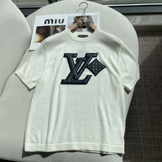 Lv重磅皮质贴布针织短袖|气场款男士轻奢上衣 正面大LOGO皮质贴布+锁边刺绣,立体感拉满,辨识度十足 细密轻薄针织面料 Lv重磅皮质贴布针织短袖|气场款男士轻奢上衣 正面大LOGO皮质贴布+锁边刺绣,立体感拉满,辨识度十足 细密轻薄针织面料