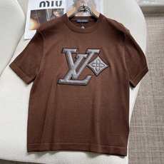 Lv重磅皮质贴布针织短袖|气场款男士轻奢上衣 正面大LOGO皮质贴布+锁边刺绣,立体感拉满,辨识度十足 细密轻薄针织面料 Lv重磅皮质贴布针织短袖|气场款男士轻奢上衣 正面大LOGO皮质贴布+锁边刺绣,立体感拉满,辨识度十足 细密轻薄针织面料