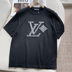 Lv重磅皮质贴布针织短袖|气场款男士轻奢上衣 正面大LOGO皮质贴布+锁边刺绣,立体感拉满,辨识度十足 细密轻薄针织面料 Lv重磅皮质贴布针织短袖|气场款男士轻奢上衣 正面大LOGO皮质贴布+锁边刺绣,立体感拉满,辨识度十足 细密轻薄针织面料