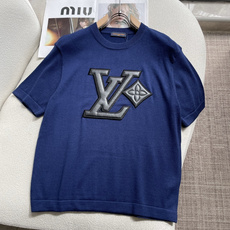 Lv重磅皮质贴布针织短袖|气场款男士轻奢上衣 正面大LOGO皮质贴布+锁边刺绣,立体感拉满,辨识度十足 细密轻薄针织面料 Lv重磅皮质贴布针织短袖|气场款男士轻奢上衣 正面大LOGO皮质贴布+锁边刺绣,立体感拉满,辨识度十足 细密轻薄针织面料