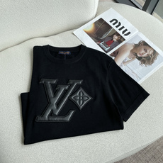 Lv重磅皮质贴布针织短袖|气场款男士轻奢上衣 正面大LOGO皮质贴布+锁边刺绣,立体感拉满,辨识度十足 细密轻薄针织面料 Lv重磅皮质贴布针织短袖|气场款男士轻奢上衣 正面大LOGO皮质贴布+锁边刺绣,立体感拉满,辨识度十足 细密轻薄针织面料