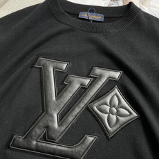 Lv重磅皮质贴布针织短袖|气场款男士轻奢上衣 正面大LOGO皮质贴布+锁边刺绣,立体感拉满,辨识度十足 细密轻薄针织面料 Lv重磅皮质贴布针织短袖|气场款男士轻奢上衣 正面大LOGO皮质贴布+锁边刺绣,立体感拉满,辨识度十足 细密轻薄针织面料