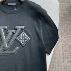 Lv重磅皮质贴布针织短袖|气场款男士轻奢上衣 正面大LOGO皮质贴布+锁边刺绣,立体感拉满,辨识度十足 细密轻薄针织面料 Lv重磅皮质贴布针织短袖|气场款男士轻奢上衣 正面大LOGO皮质贴布+锁边刺绣,立体感拉满,辨识度十足 细密轻薄针织面料