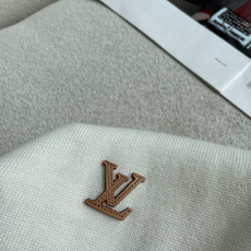 Lv低调小金标针织短袖✨ 左胸精致金属质感小标,简约不浮夸,低调轻奢感拉满 细腻细针针织面料,软糯顺滑,轻薄透气,夏天上 Lv低调小金标针织短袖✨ 左胸精致金属质感小标,简约不浮夸,低调轻奢感拉满 细腻细针针织面料,软糯顺滑,轻薄透气,夏天上
