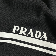 Prad经典三角标条纹针织短袖✨ 标志性三角金属标+品牌字母印花,搭配V型条纹线条,复古学院风,辨识度拉满 细腻精纺针织 Prad经典三角标条纹针织短袖✨ 标志性三角金属标+品牌字母印花,搭配V型条纹线条,复古学院风,辨识度拉满 细腻精纺针织
