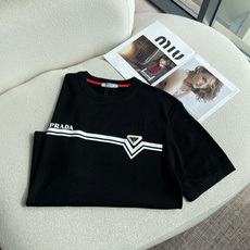 Prad经典三角标条纹针织短袖✨ 标志性三角金属标+品牌字母印花,搭配V型条纹线条,复古学院风,辨识度拉满 细腻精纺针织 Prad经典三角标条纹针织短袖✨ 标志性三角金属标+品牌字母印花,搭配V型条纹线条,复古学院风,辨识度拉满 细腻精纺针织