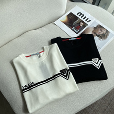 Prad经典三角标条纹针织短袖✨ 标志性三角金属标+品牌字母印花,搭配V型条纹线条,复古学院风,辨识度拉满 细腻精纺针织 Prad经典三角标条纹针织短袖✨ 标志性三角金属标+品牌字母印花,搭配V型条纹线条,复古学院风,辨识度拉满 细腻精纺针织