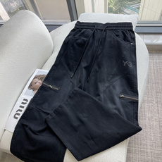 Y3工装休闲裤|解构剪裁,松弛高阶感 自带水洗做旧质感,黑/灰两色可选。 松紧抽绳腰头,不挑腰围,穿脱自在。 立体拼接结 Y3工装休闲裤|解构剪裁,松弛高阶感 自带水洗做旧质感,黑/灰两色可选。 松紧抽绳腰头,不挑腰围,穿脱自在。 立体拼接结
