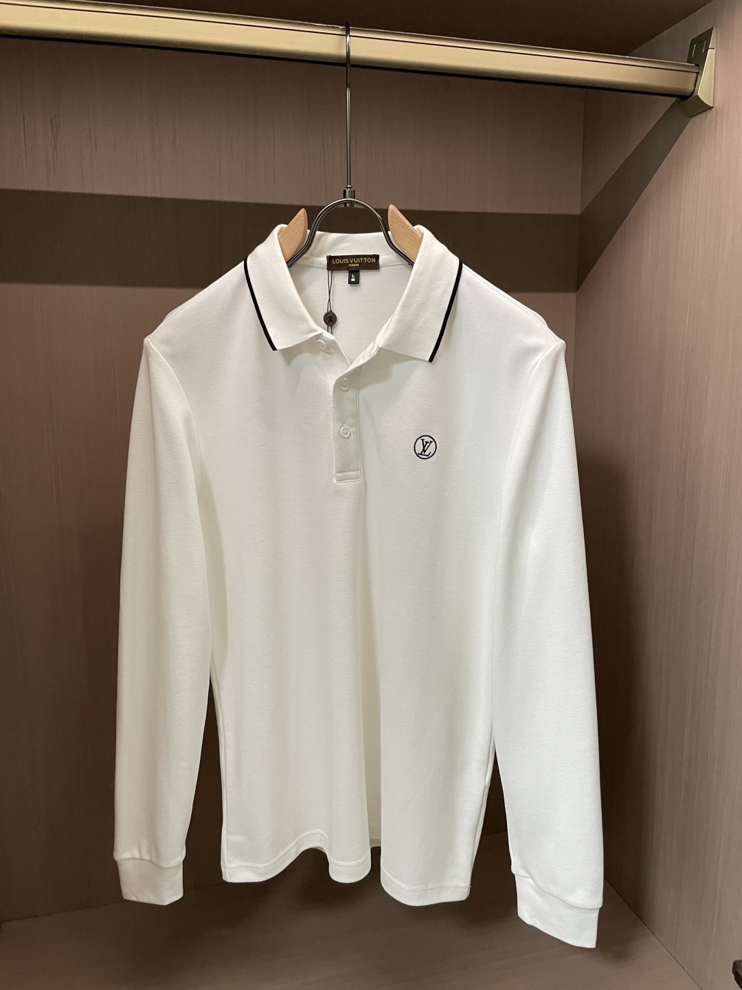 26Fw秋冬季节出品新品 LV 男士高端成衣系列时尚轻奢经典时尚翻领长袖!纯色系列新款Polo衫,轻奢商务休闲气质高雅款 26Fw秋冬季节出品新品 LV 男士高端成衣系列时尚轻奢经典时尚翻领长袖!纯色系列新款Polo衫,轻奢商务休闲气质高雅款