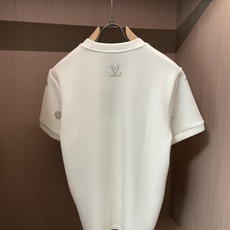 2026秋冬 Lv圆领刺绣短袖T恤打底衫 元素性的Logo凸显休闲时尚魅力,依然独领时尚风骚.内搭好伴侣… 客供高支弹 2026秋冬 Lv圆领刺绣短袖T恤打底衫 元素性的Logo凸显休闲时尚魅力,依然独领时尚风骚.内搭好伴侣… 客供高支弹