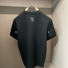 2026秋冬 Lv圆领刺绣短袖T恤打底衫 元素性的Logo凸显休闲时尚魅力,依然独领时尚风骚.内搭好伴侣… 客供高支弹 2026秋冬 Lv圆领刺绣短袖T恤打底衫 元素性的Logo凸显休闲时尚魅力,依然独领时尚风骚.内搭好伴侣… 客供高支弹