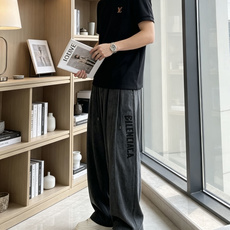 2026秋冬 Lv圆领刺绣短袖T恤打底衫 元素性的Logo凸显休闲时尚魅力,依然独领时尚风骚.内搭好伴侣… 客供高支弹 2026秋冬 Lv圆领刺绣短袖T恤打底衫 元素性的Logo凸显休闲时尚魅力,依然独领时尚风骚.内搭好伴侣… 客供高支弹