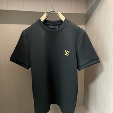 2026秋冬 Lv圆领刺绣短袖T恤打底衫 元素性的Logo凸显休闲时尚魅力,依然独领时尚风骚.内搭好伴侣… 客供高支弹 2026秋冬 Lv圆领刺绣短袖T恤打底衫 元素性的Logo凸显休闲时尚魅力,依然独领时尚风骚.内搭好伴侣… 客供高支弹
