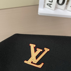 2026秋冬 Lv圆领刺绣短袖T恤打底衫 元素性的Logo凸显休闲时尚魅力,依然独领时尚风骚.内搭好伴侣… 客供高支弹 2026秋冬 Lv圆领刺绣短袖T恤打底衫 元素性的Logo凸显休闲时尚魅力,依然独领时尚风骚.内搭好伴侣… 客供高支弹